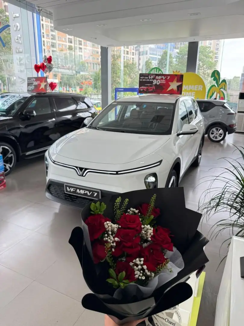 VinFast MPV7 2026 bản thương mại tại showroom VinFast Times City