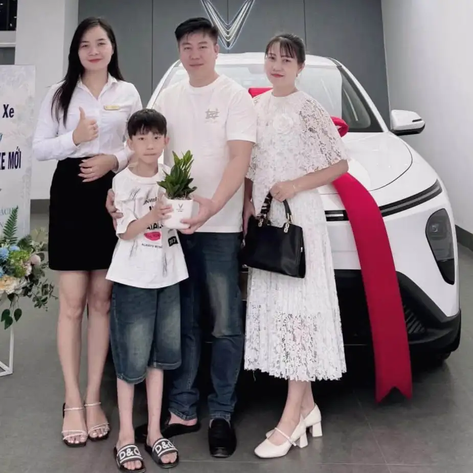 Giao xe VF MPV7
